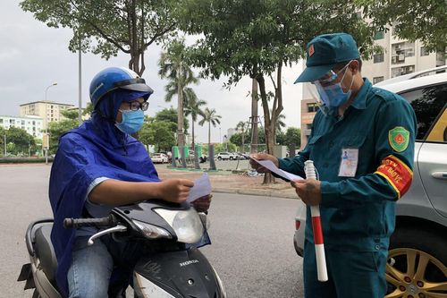 Thủ tướng yêu cầu Hà Nội điều chỉnh bất cập trong việc cấp giấy đi đường
