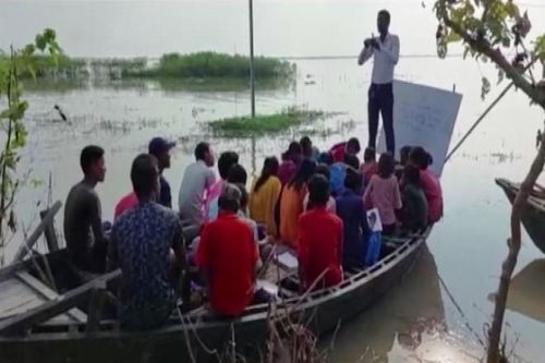 Lũ dâng ngập trường học, giáo viên mở lớp ngay trên thuyền ở Ấn Độ