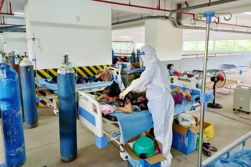 Thứ trưởng Nguyễn Trường Sơn kêu gọi quan tâm hơn nữa tới đội ngũ thầy thuốc ở tâm dịch