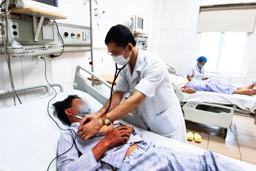 Nhập viện cấp cứu vì tụ tập ăn tiết canh
