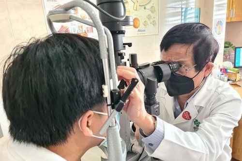 Lấy thành công dị vật ghim sâu vào mắt nam thanh niên