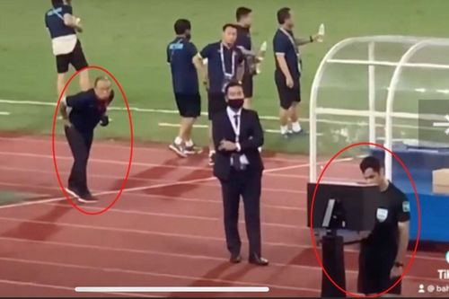 Ông Park 'nhìn trộm' trọng tài check VAR, cầu thủ Úc nói bóng đập ngực