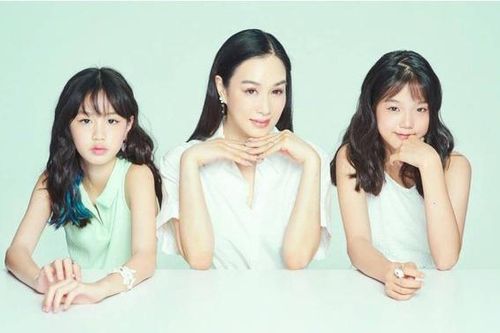 Chung Lệ Đề đưa con đi nhặt rác ở bãi biển