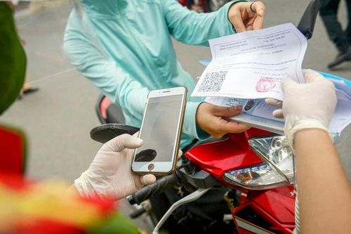 Hà Nội: Người dân gặp khó khi giấy đi đường 'râu ông nọ, cắm cằm bà kia'