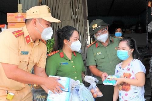 Chăm lo cho trẻ em mồ côi, trẻ em khuyết tật