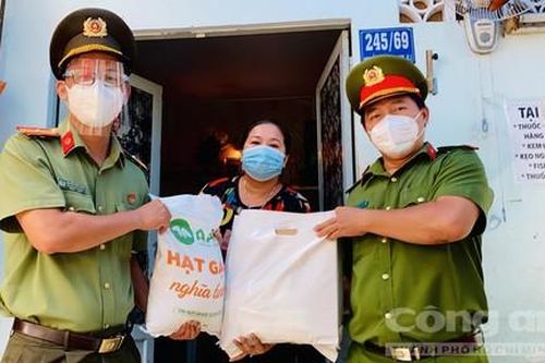 Người dân khu Mả Lạng xúc động khi nhận quà của Công an TPHCM