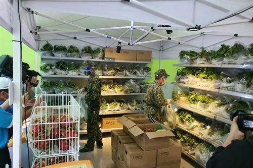 Công an TP.HCM xác minh 200 người 'bom' hàng đi chợ hộ