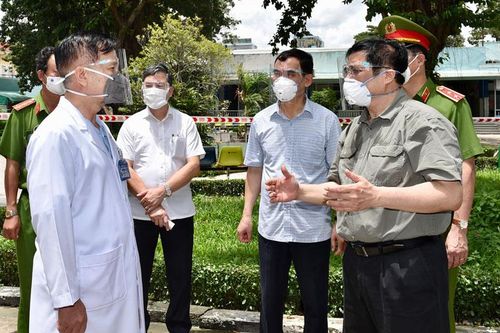 Thủ tướng Chính phủ chỉ đạo quan tâm hơn nữa đến đội ngũ y, bác sĩ chống dịch