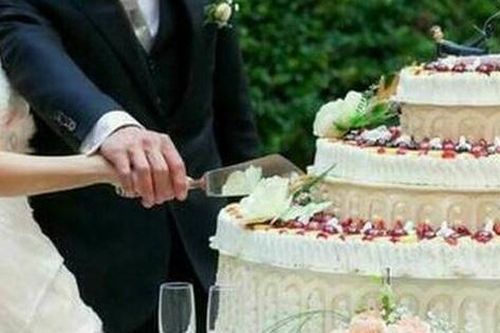 Cô dâu được mẹ chồng hối ăn bánh cưới, chú rể ngăn cản và vạch trần việc làm tàn độc của mẹ, thái độ 'kẻ ác' gây chú ý