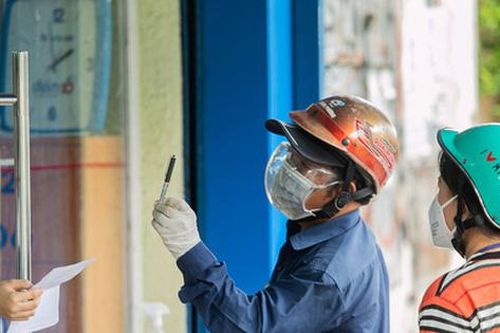 Cha mẹ loay hoay mua sách qua hàng rào cho con học online trong những ngày giãn cách ở TP.HCM