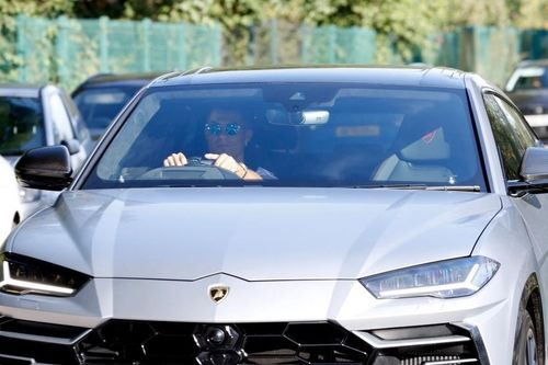 Ronaldo gây sốt khi lượn phố Manchester với siêu xe