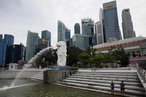 Hai bức tranh trái ngược trên hành trình 'sống cùng virus' ở Singapore