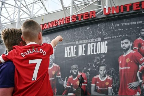 Sân Old Trafford đổi diện mạo trước ngày Ronaldo ra mắt MU