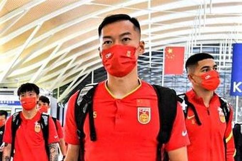 Tuyển Trung Quốc có mặt tại UAE để chuẩn bị đấu Việt Nam