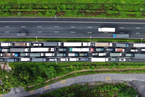Chỉ bố trí 2 người kiểm tra mã QR, cửa ngõ Hà Nội tắc dài