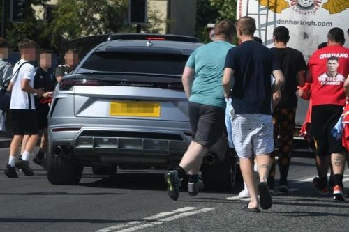 CĐV Man Utd chạy bộ đuổi theo chiếc Lamborghini Urus của Ronaldo