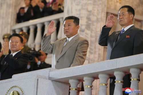 Ông Kim Jong Un gây chú ý tại lễ duyệt binh trong đêm