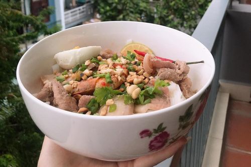 Chủ nhà trọ ở Đà Nẵng nấu mì Quảng, chiêu đãi người thuê trong dịch