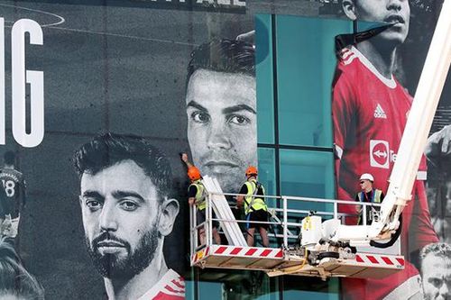 MU thêm hình Ronaldo bên ngoài Old Trafford trước trận gặp Newcastle