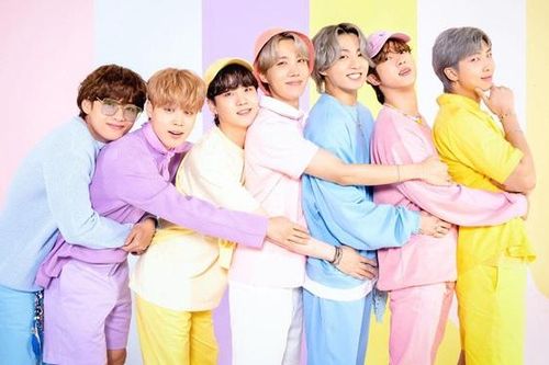 BTS có vượt nổi Twice về kỷ lục trụ hạng trên Billboard Global?