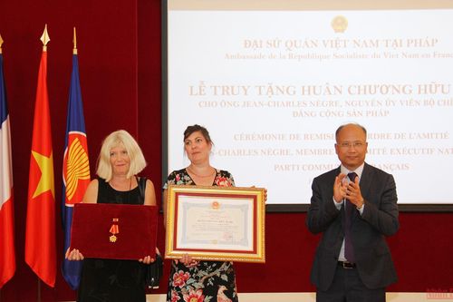 Truy tặng Huân chương Hữu nghị cho đồng chí Jean-Charles Nègres