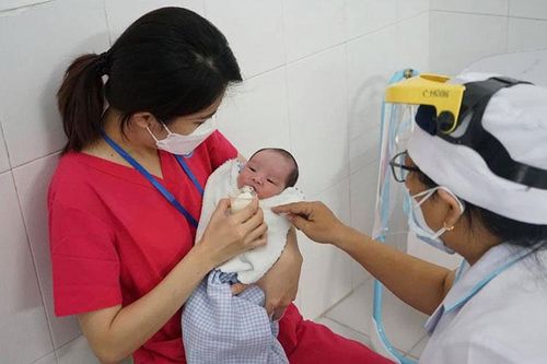 Con của sản phụ nhiễm Covid-19 được hỗ trợ 1 triệu đồng