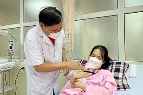 Cứu sống và nuôi dưỡng thành công trẻ sơ sinh nặng 400gram đầu tiên tại Việt Nam