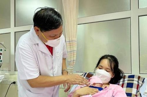 Kỳ tích bác sĩ Việt Nam: Nuôi dưỡng thành công trẻ sinh non nhỏ như chiếc xi lanh