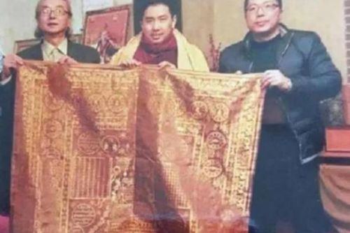 Mua áo cà sa phát hiện dị vật bên trong, ai ngờ là kho báu