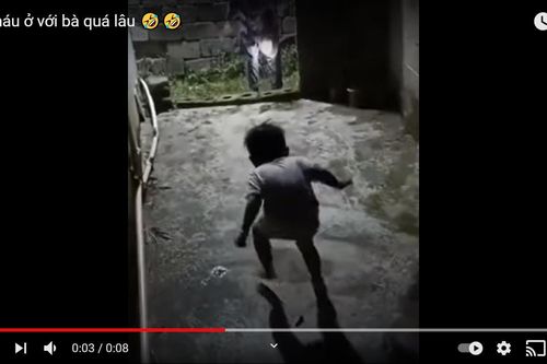 Clip: Cười nghiêng ngả em bé 'sao y bản chính' dáng đi của bà