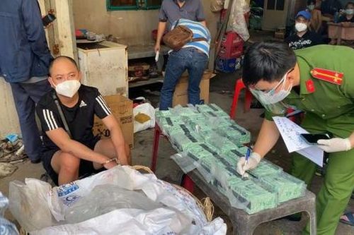 Dùng xe 'luồng xanh' chở 100kg ma túy được giấu trong lô hàng mắm cá lóc