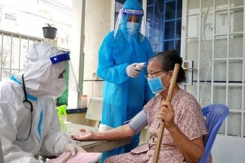 Đẩy mạnh tiêm vắc xin cho người mắc bệnh nền, người cao tuổi, phụ nữ có thai