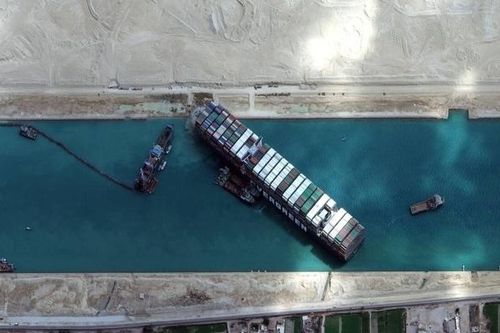 Kênh Suez lại bị tắc nghẽn vì tàu container mắc cạn