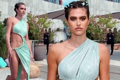 Vừa chia tay 'trai hư' Scott Disick, nàng mẫu 9x mặc váy khoét hông táo bạo đi catwalk