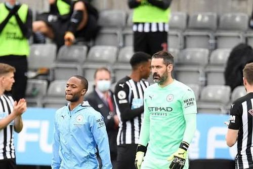 Hết sạch thủ môn, Man City phải dùng người 2 năm mới bắt được 1 trận