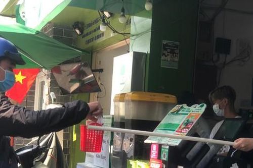 Ngày đầu hàng quán mở lại loại hình bán mang đi: Người dân vừa mừng vừa lo