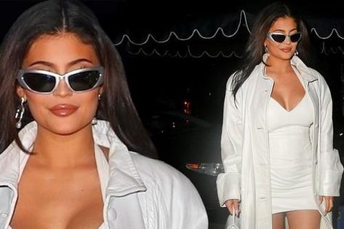 Kylie Jenner lần đầu 'vác' bụng bầu dạo phố với váy ngắn siêu gợi cảm