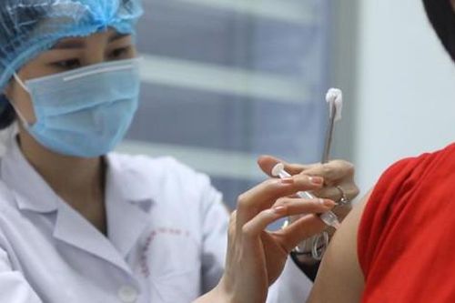 Hà Nội toàn lực phấn đấu hoàn thành bao phủ vắc xin phòng COVID-19 cho người dân