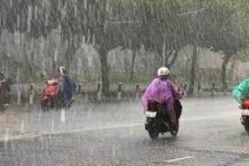 Mưa dông trên cả nước, nhiều nơi mưa lớn