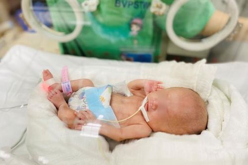 Nuôi dưỡng thành công bé gái sinh non chỉ nặng 0,4kg khi chào đời