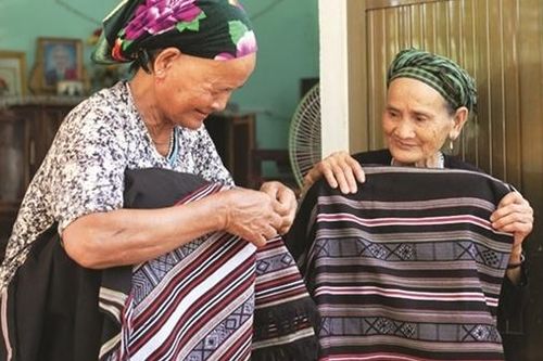 Sắc màu thổ cẩm Hrê