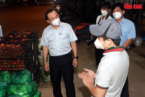 Bí thư Thành ủy TP Hồ Chí Minh Nguyễn Văn Nên kiểm tra chợ đầu mối Bình Điền trong đêm