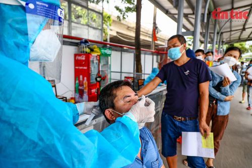 Test nhanh COVID-19 cho lái xe 'luồng xanh' tại Hà Nội