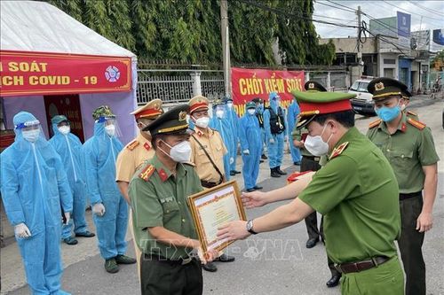 Trao bằng khen đột xuất của Thủ tướng Chính phủ tặng lực lượng đi đầu chống dịch