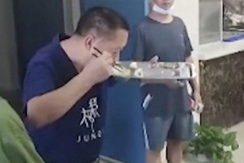 Thầy hiệu trưởng ăn cơm thừa của học sinh gây tranh cãi