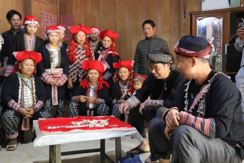 Độc đáo hoa văn trên bạc của người Dao đỏ