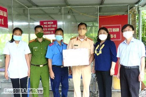 Đồng chí Phó Chủ tịch Thường trực UBND tỉnh tặng quà chốt kiểm dịch Covid-19