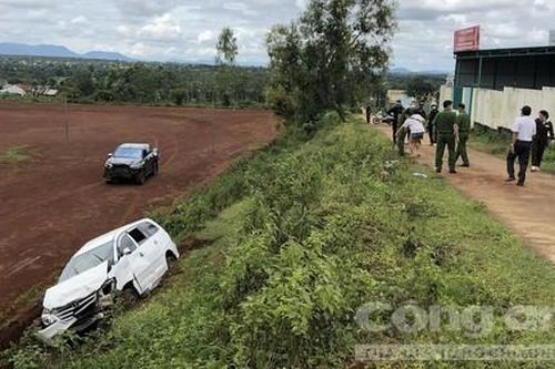 Mâu thuẫn, dùng xe ô tô tông xe đối thủ rớt xuống sân bóng, 3 người bị thương