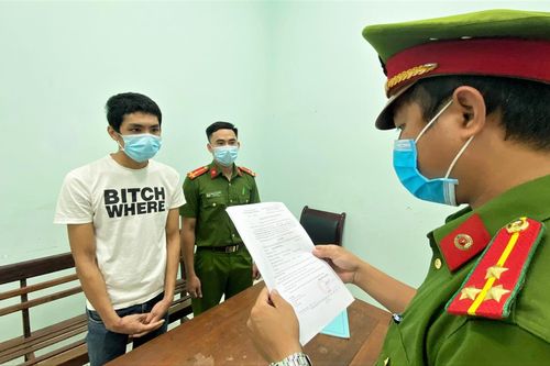 Khởi tố 'ma men' dùng xẻng hành hung nữ Phó Chủ tịch phường