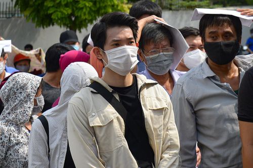 Người dân chen chúc chờ tiêm vaccine phòng COVID-19 ở Hà Nội
